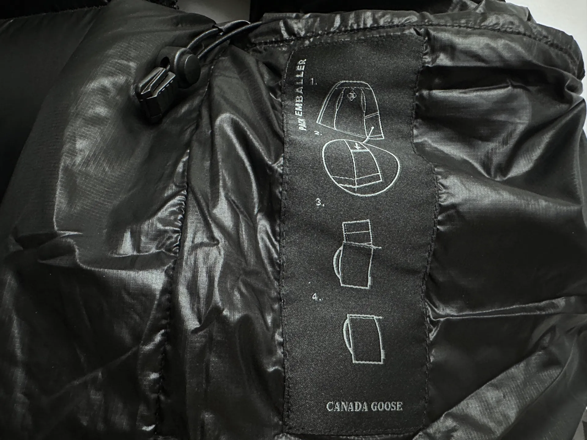 P560 [Canada Goose] Big Goose🦢Puff Down Vest has always been recognized as the warmest down jacket. Various Instagram celebrities, Internet celebrities, and celebrities often wear it for street photos. I make Canada Goose every year, but I still can't get rid of my love for it. No matter how cold the days are, there is no need to be afraid, because there is! Filled with 90% white duck down, it is the legendary warmest down jacket and is known as a must-have for Arctic outdoor sports! The most popular down jacket in the world, celebrities are rushing to buy it, it is a must-have! Size: XS-XL